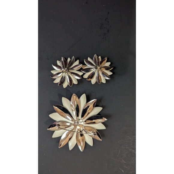 Vintage Sarah Coventry Gold Tone & White Enamel Daisy Pin Brooch &  Earring Set - Picture 3 of 7